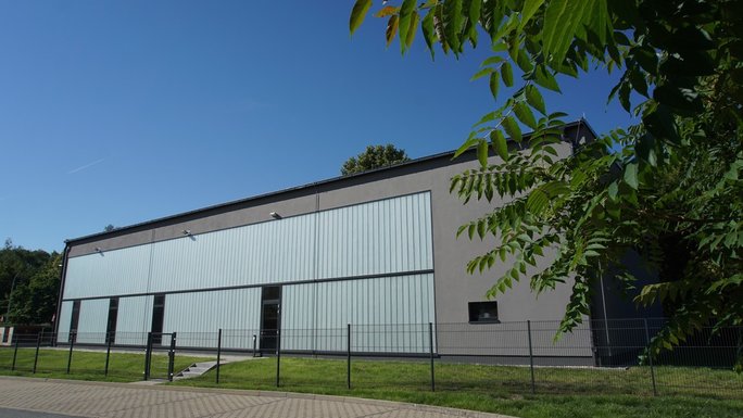Langgestrecktes Hallengebäude ohne Fenster