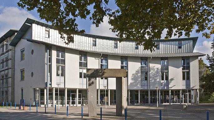 Gebäude der Hochschule Mannheim mit halbrunder Fassade