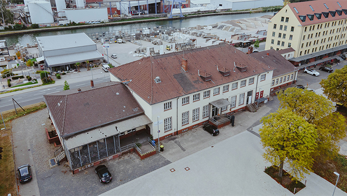 Das Gebäude des StartUpLabs an der Hochschule Osnabrück von schräg oben fotografiert.