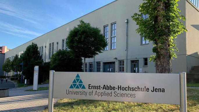 Ein Gebäude, davor ein Schild mit der Aufschrift Ernst-Abbe-Hochschule Jena